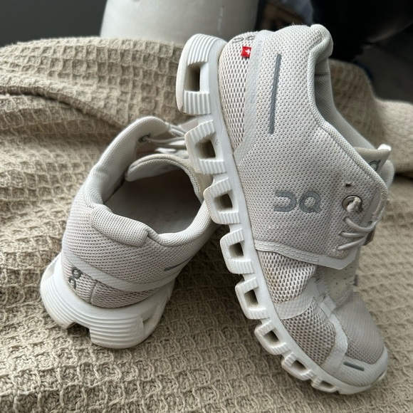 On Running Women's Athletic Shoes - Light Gray - Picture 6 of 8